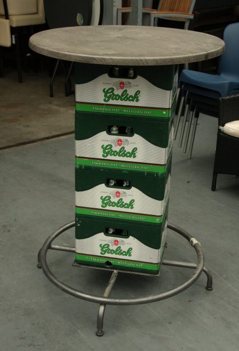 Metalen statafel van bierkratten