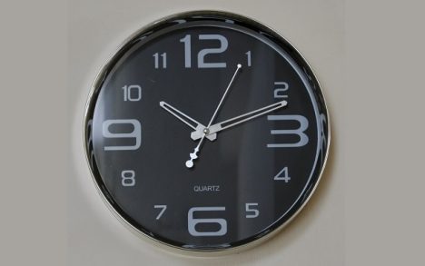 Klok modern zwart