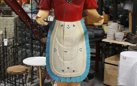 Houten beeld vrouw / serveerster 195 cm.