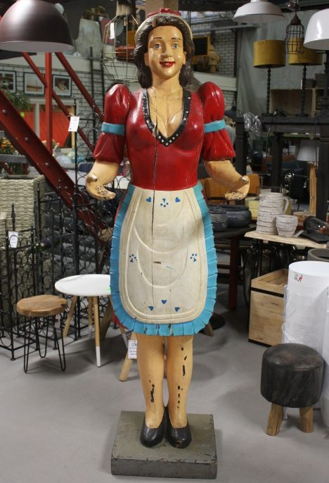 Houten beeld vrouw / serveerster 195 cm.