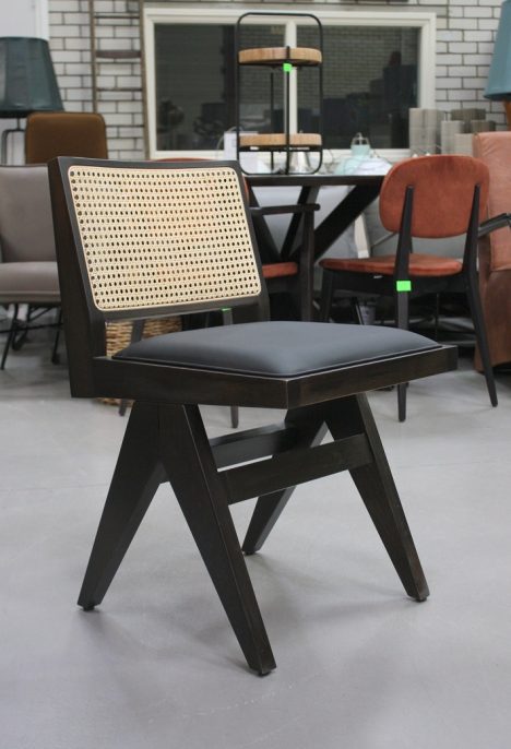 Eetkamerstoel Pierre Jeanneret stijl