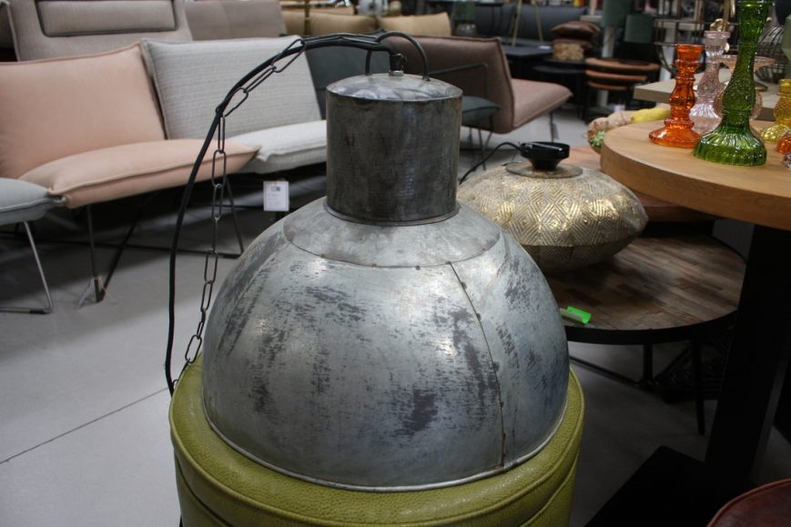 21 ronde metalen hanglamp Ekin Light en living hal54
