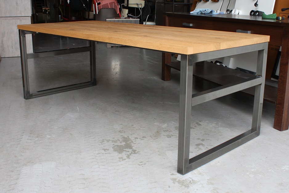 Eettafel metaal & eikenhout 220x90 cm.