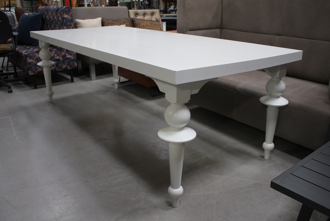 Eettafel wit met bolpoten 240 x 100 cm.