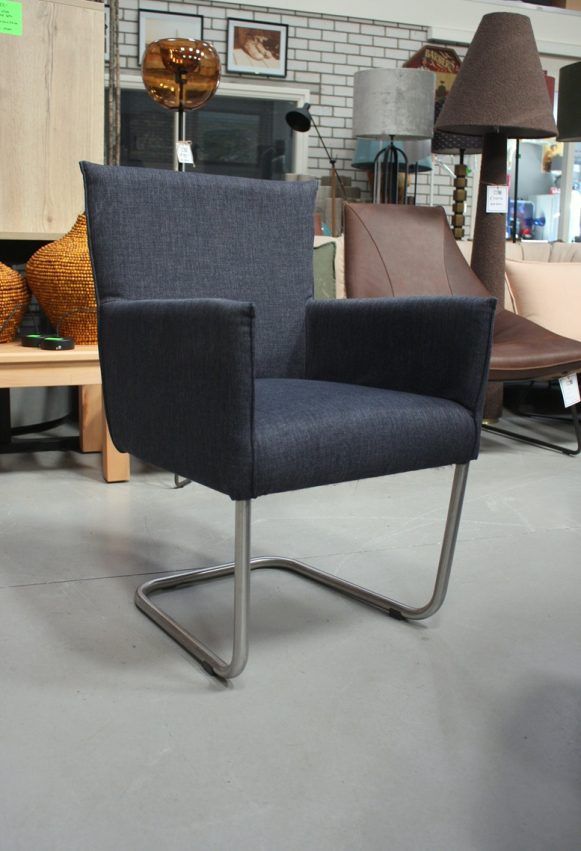 1 eetkamerstoel Matt Jess design metaal rvs sledestoel armleuning stof blauw hopper 49 navy hal54
